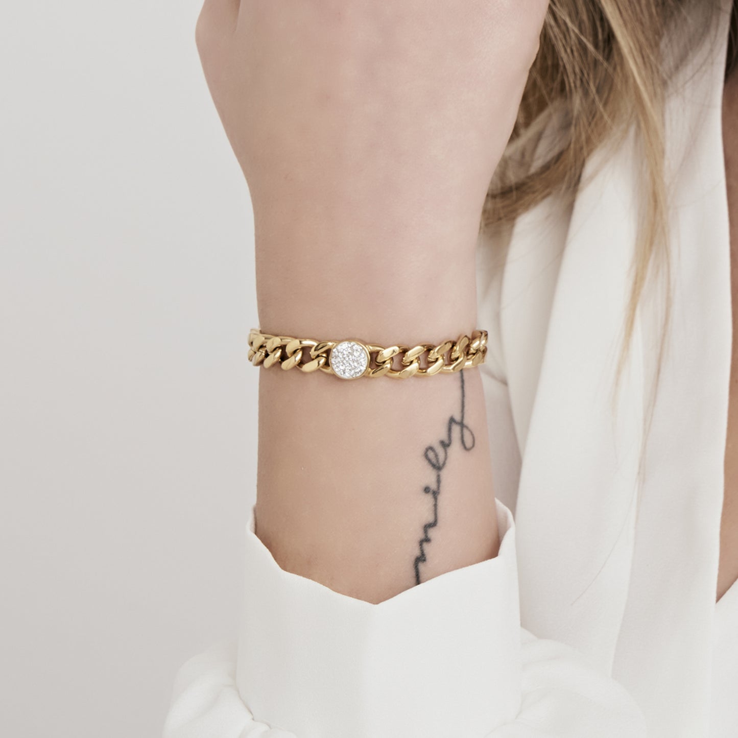 PULSERA DE MUJER DE ACERO DORADO CON ELEMENTO Y CRISTALES BLANCOS