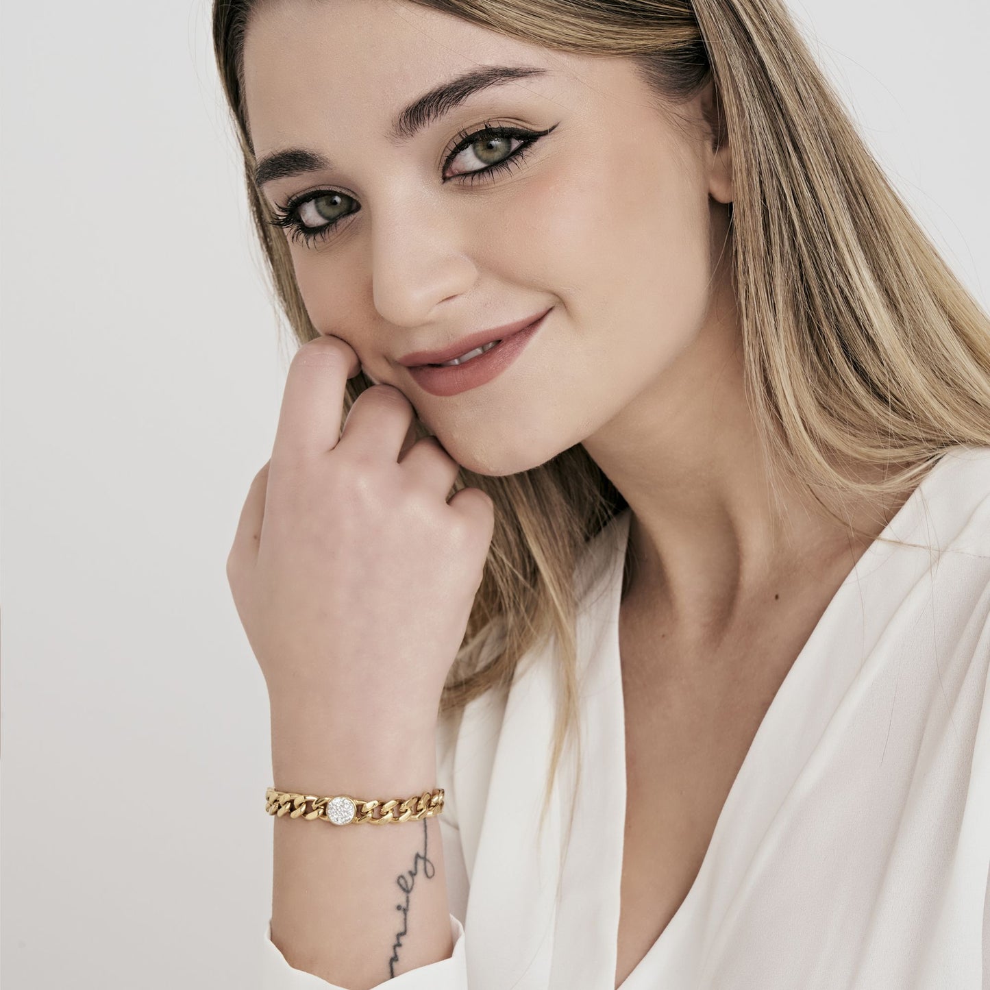 PULSERA DE MUJER DE ACERO DORADO CON ELEMENTO Y CRISTALES BLANCOS