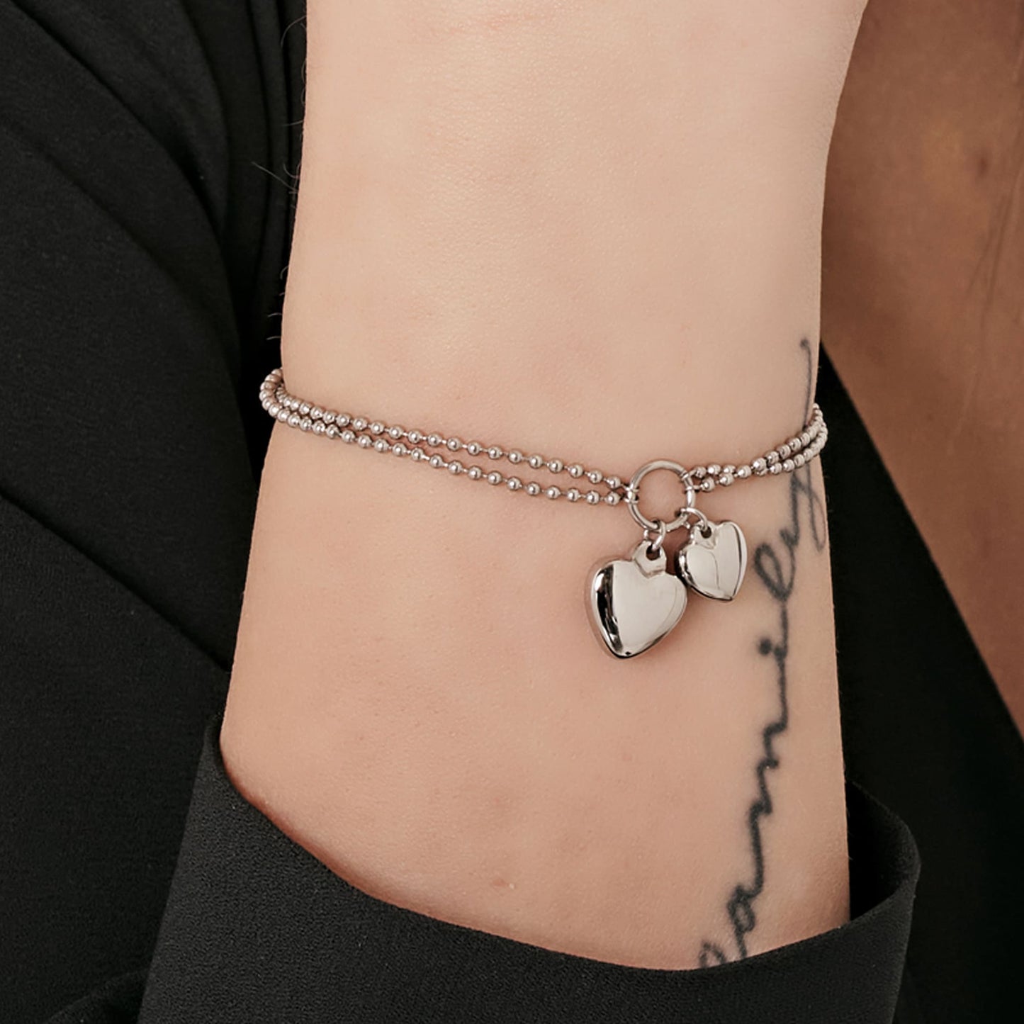 IP PULSERA DE ACERO DORADO PARA MUJER CON CORAZONES DE DIFERENTES TAMAÑOS