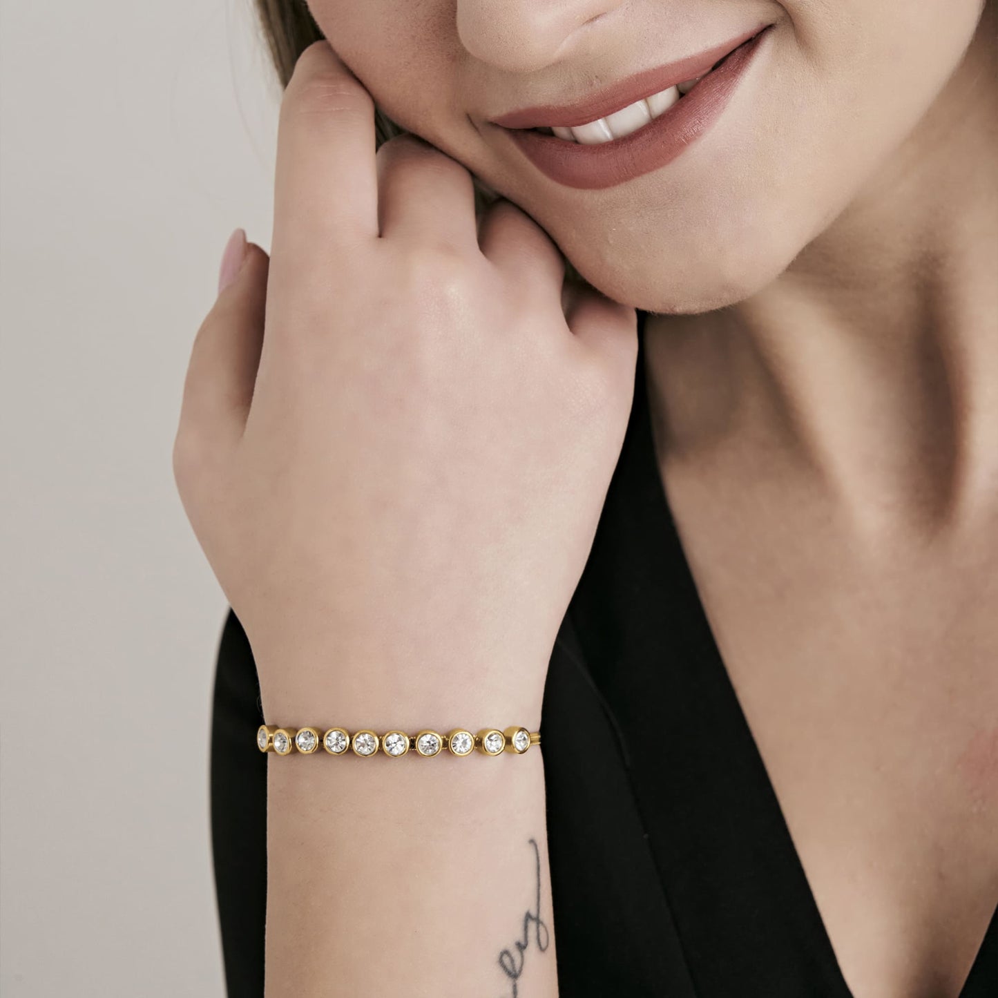 IP PULSERA DE ACERO DORADO PARA MUJER CON PIEDRAS BLANCAS