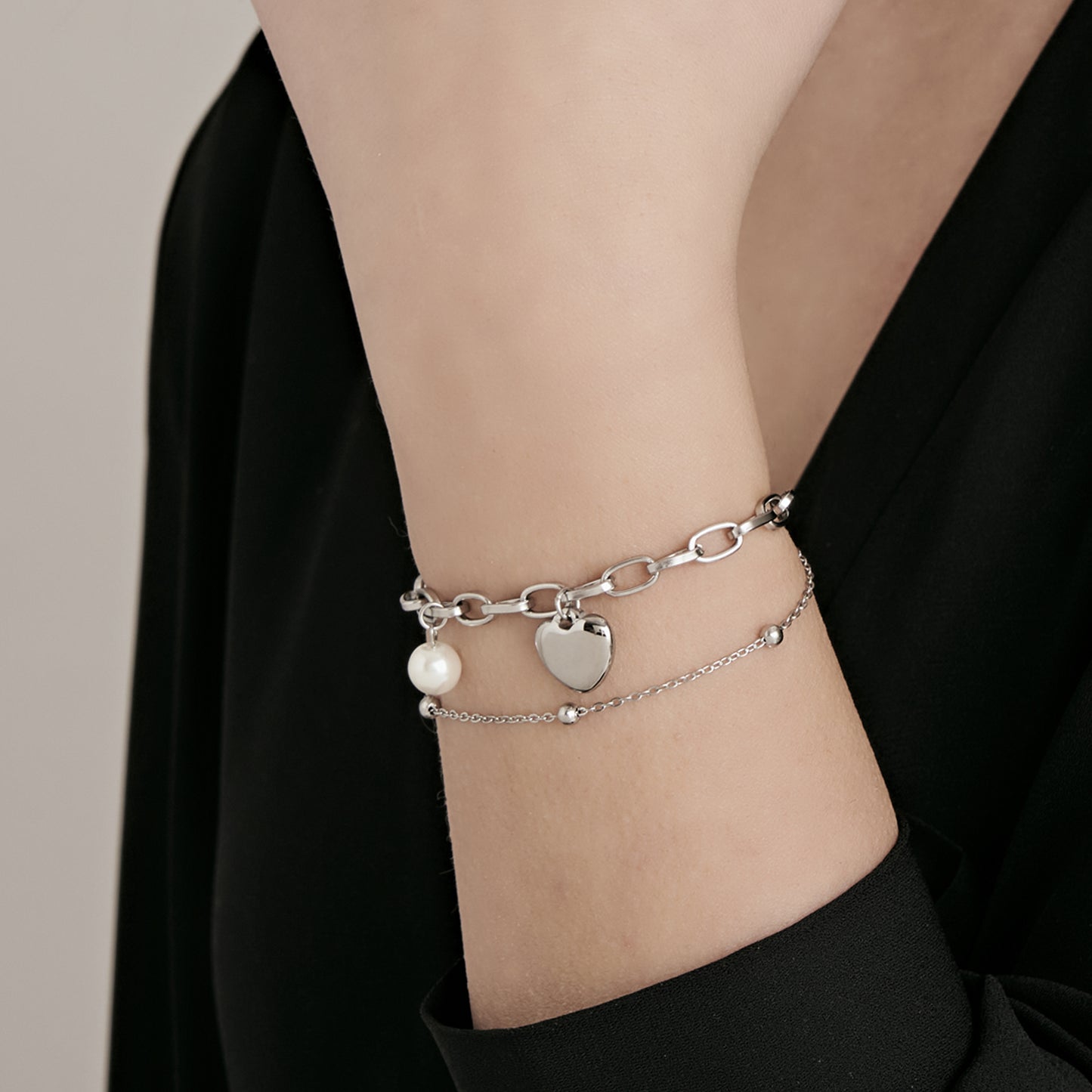 PULSERA DE ACERO PARA MUJER CON CORAZÓN Y PERLAS