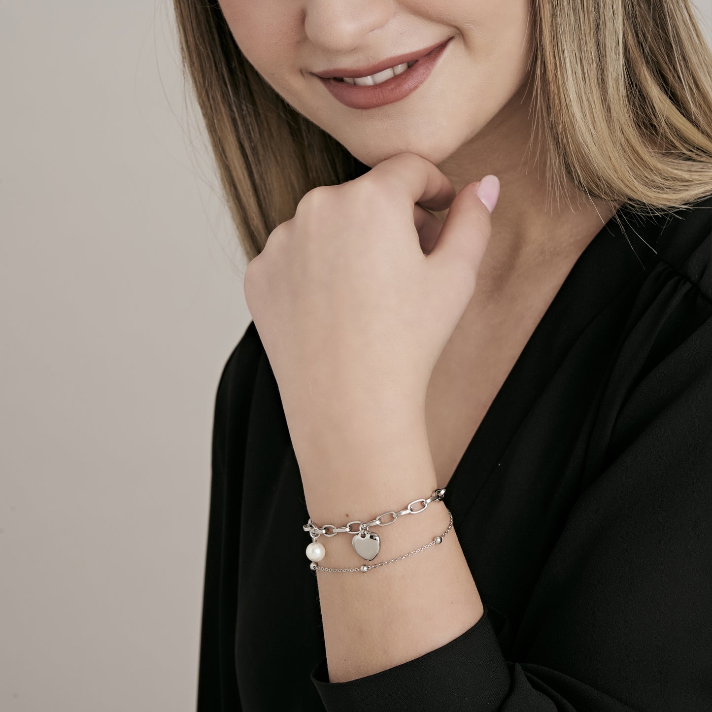 PULSERA DE ACERO PARA MUJER CON CORAZÓN Y PERLAS