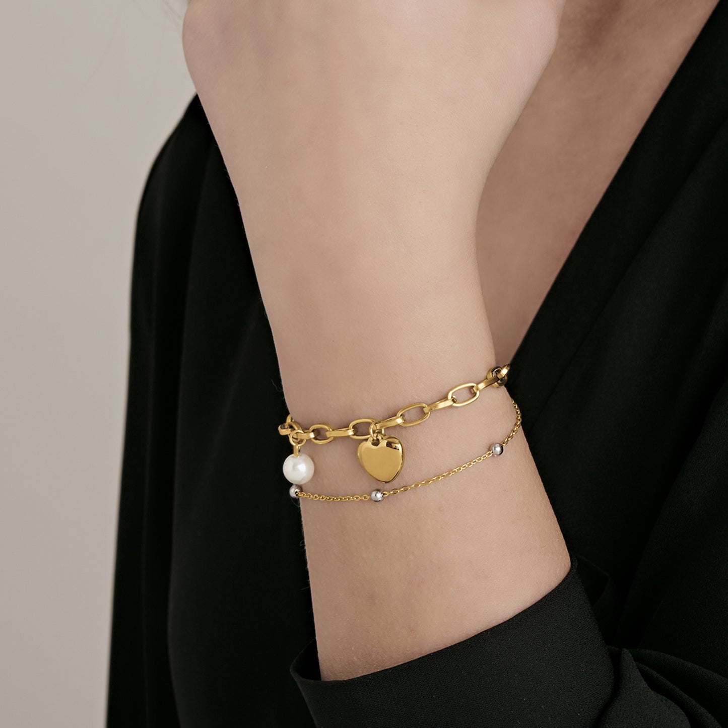 PULSERA DE ACERO PARA MUJER CON CORAZÓN Y PERLAS