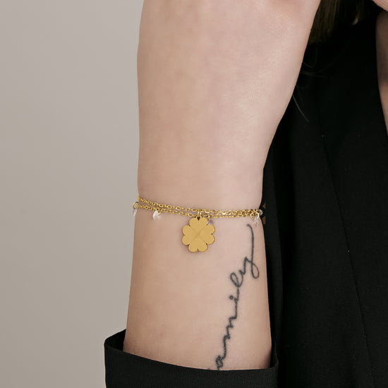 IP PULSERA DE ACERO DORADO PARA MUJER CON TRÉBOL DE CUATRO HOJAS Y CRISTALES