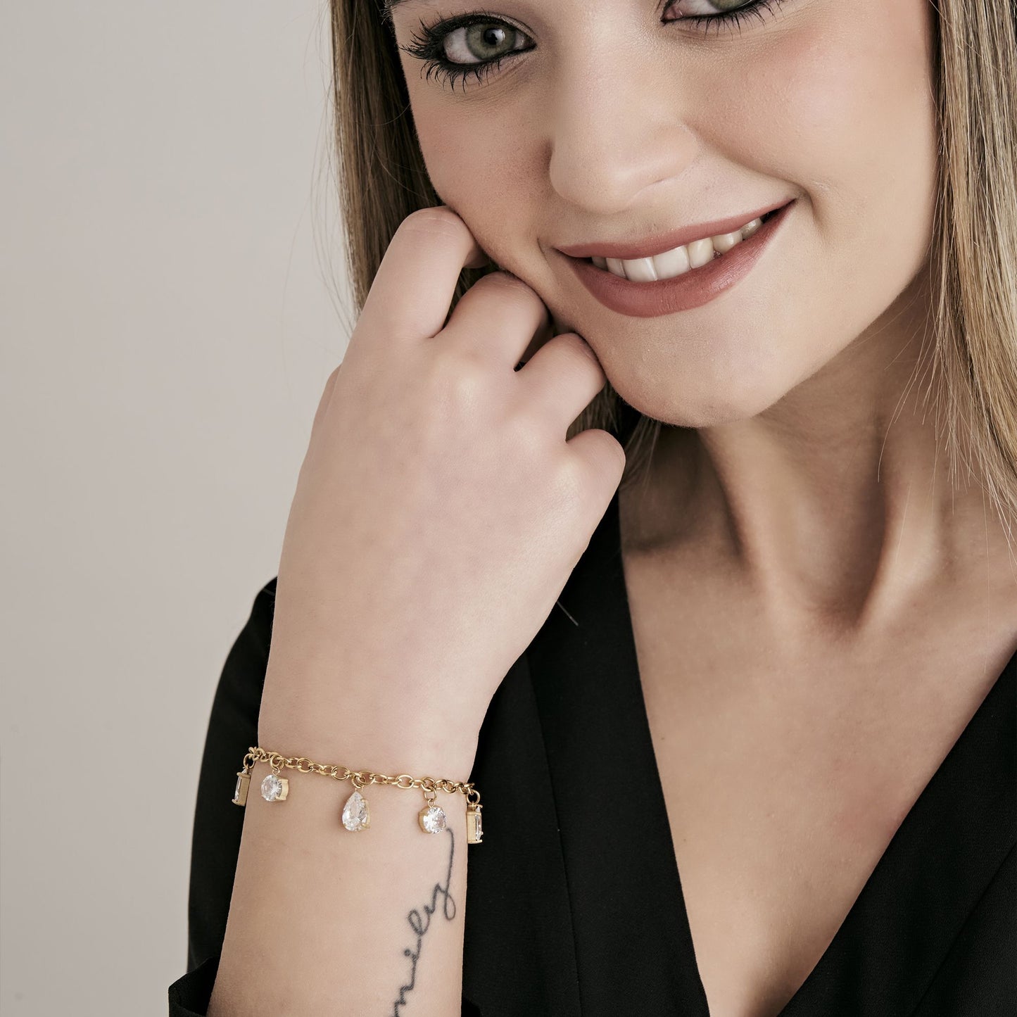 IP PULSERA DE ACERO DORADO PARA MUJER CON CRISTALES BLANCOS