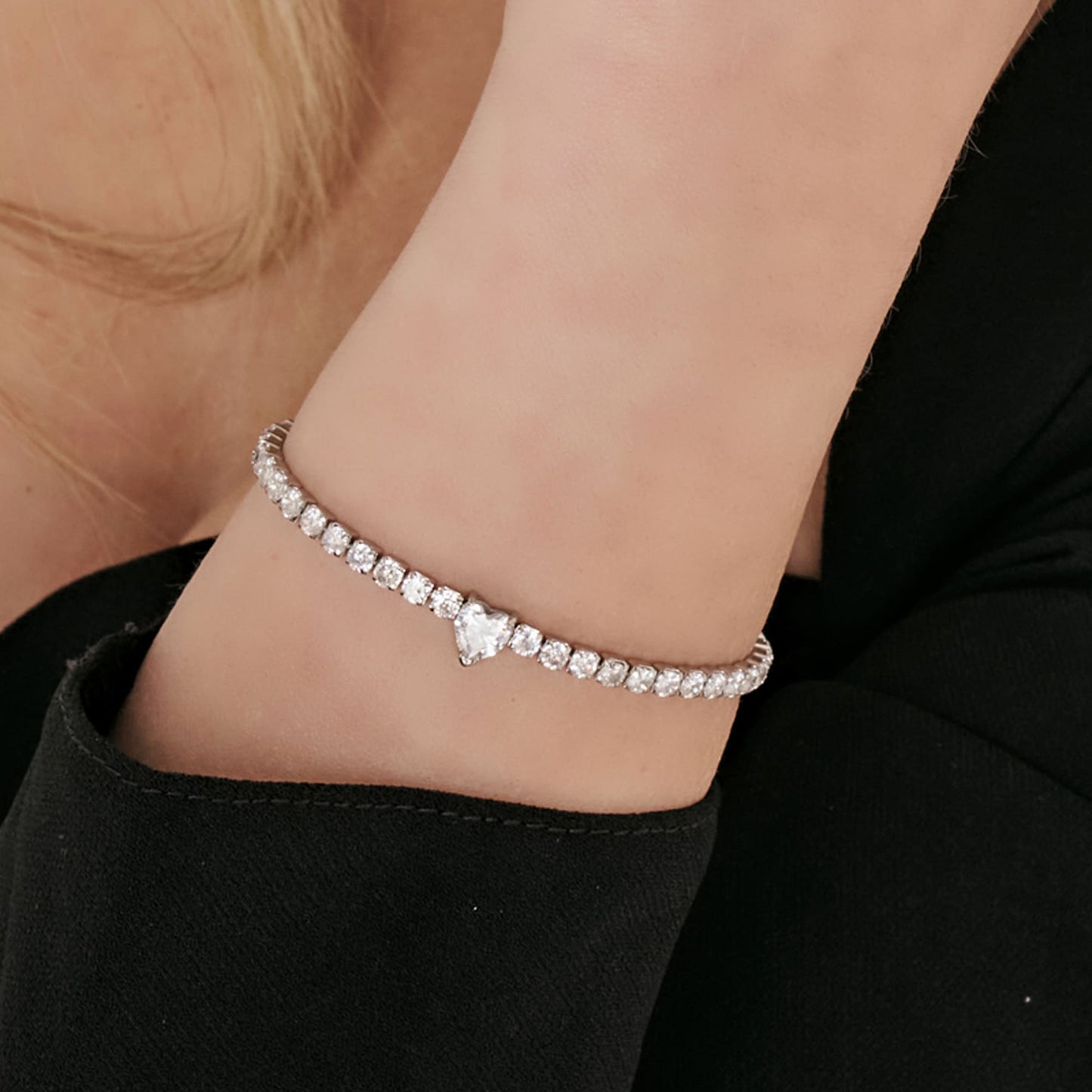 PULSERA DE ACERO PARA MUJER CON CRISTALES BLANCOS Y CORAZÓN DE CRISTAL