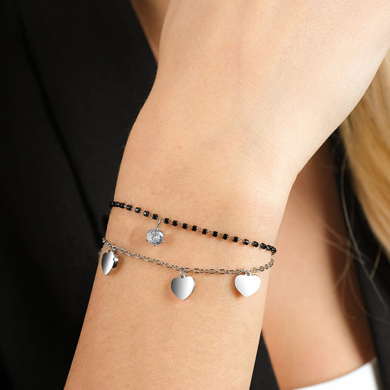 PULSERA DE ACERO PARA MUJER CON CORAZONES, ELEMENTOS NEGROS Y CRISTAL BLANCO