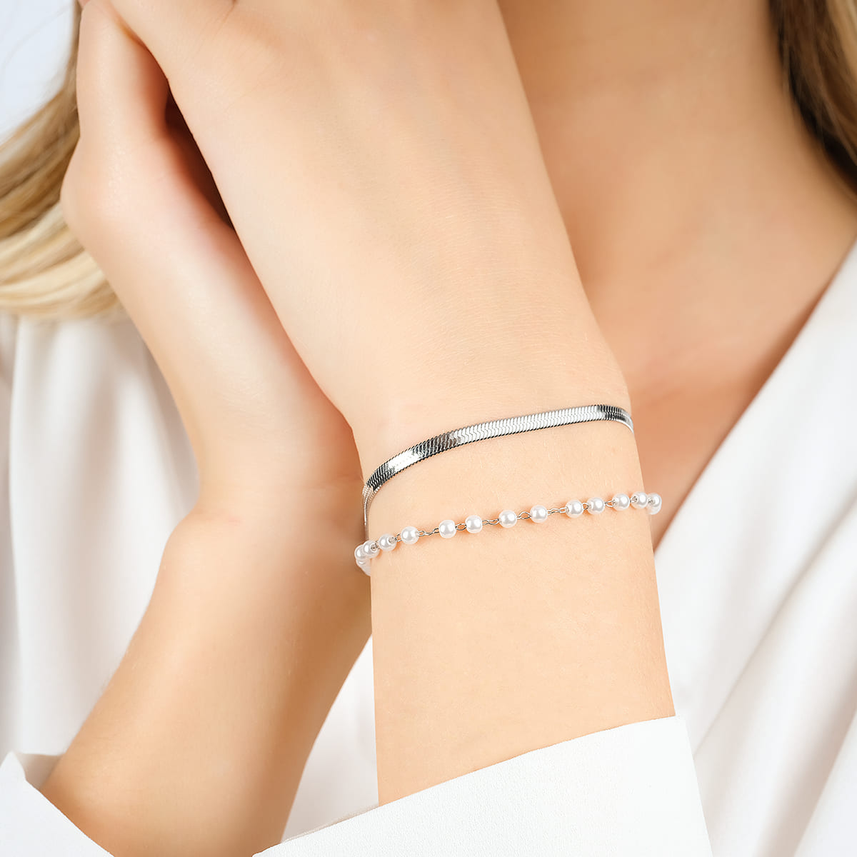 PULSERA DE ACERO PARA MUJER CON PERLAS BLANCAS
