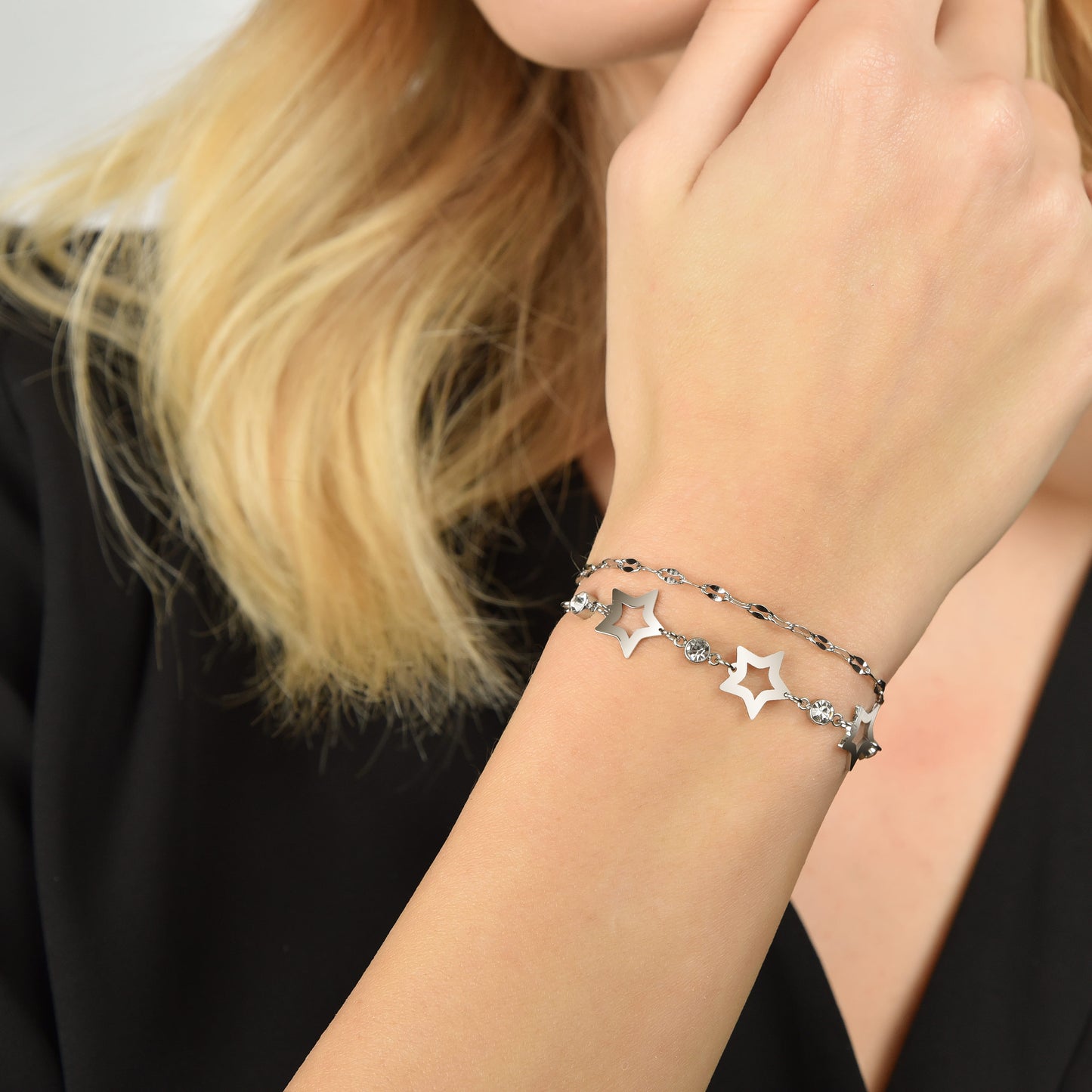PULSERA MULTIFILAMENTO DE ACERO PARA MUJER CON ESTRELLAS CALADAS Y CRISTALES BLANCOS