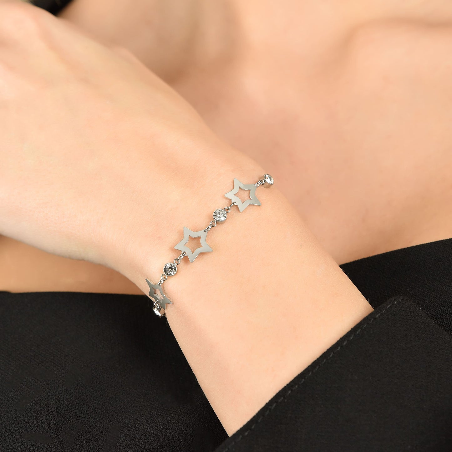 PULSERA DE ACERO PARA MUJER CON ESTRELLAS CALADAS Y CRISTALES BLANCOS