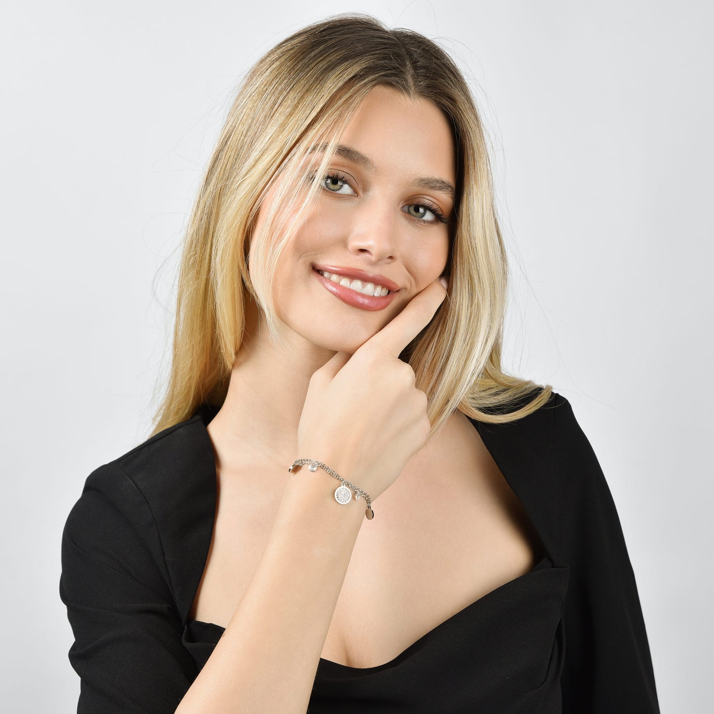 PULSERA DE ACERO PARA MUJER CON ELEMENTOS BLANCOS Y CRISTALES