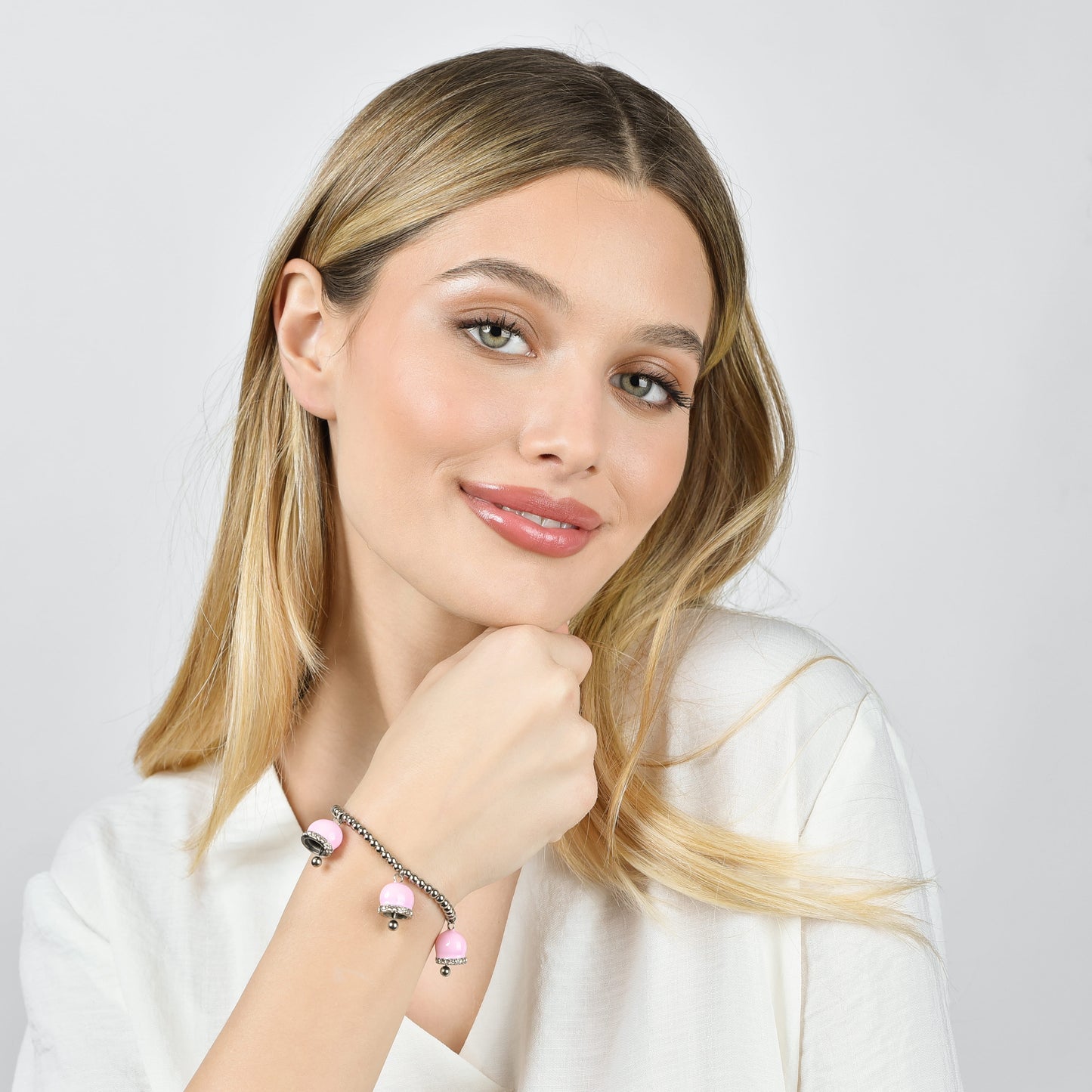 PULSERA DE ACERO PARA MUJER CON CAMPANAS DE ESMALTE ROSA Y CRISTALES BLANCOS