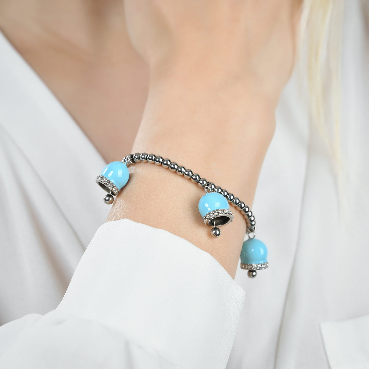 PULSERA DE ACERO PARA MUJER CON CAMPANAS DE ESMALTE TURQUESA Y CRISTALES