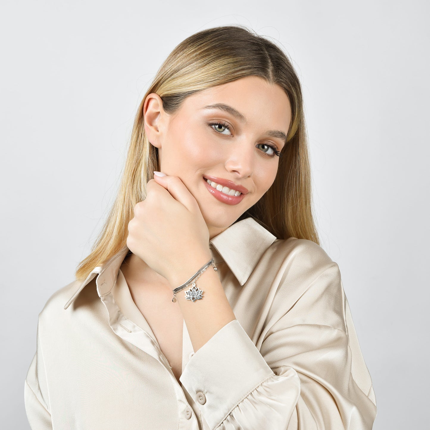 PULSERA DE ACERO PARA MUJER CON FLOR DE LOTO Y CRISTALES BLANCOS