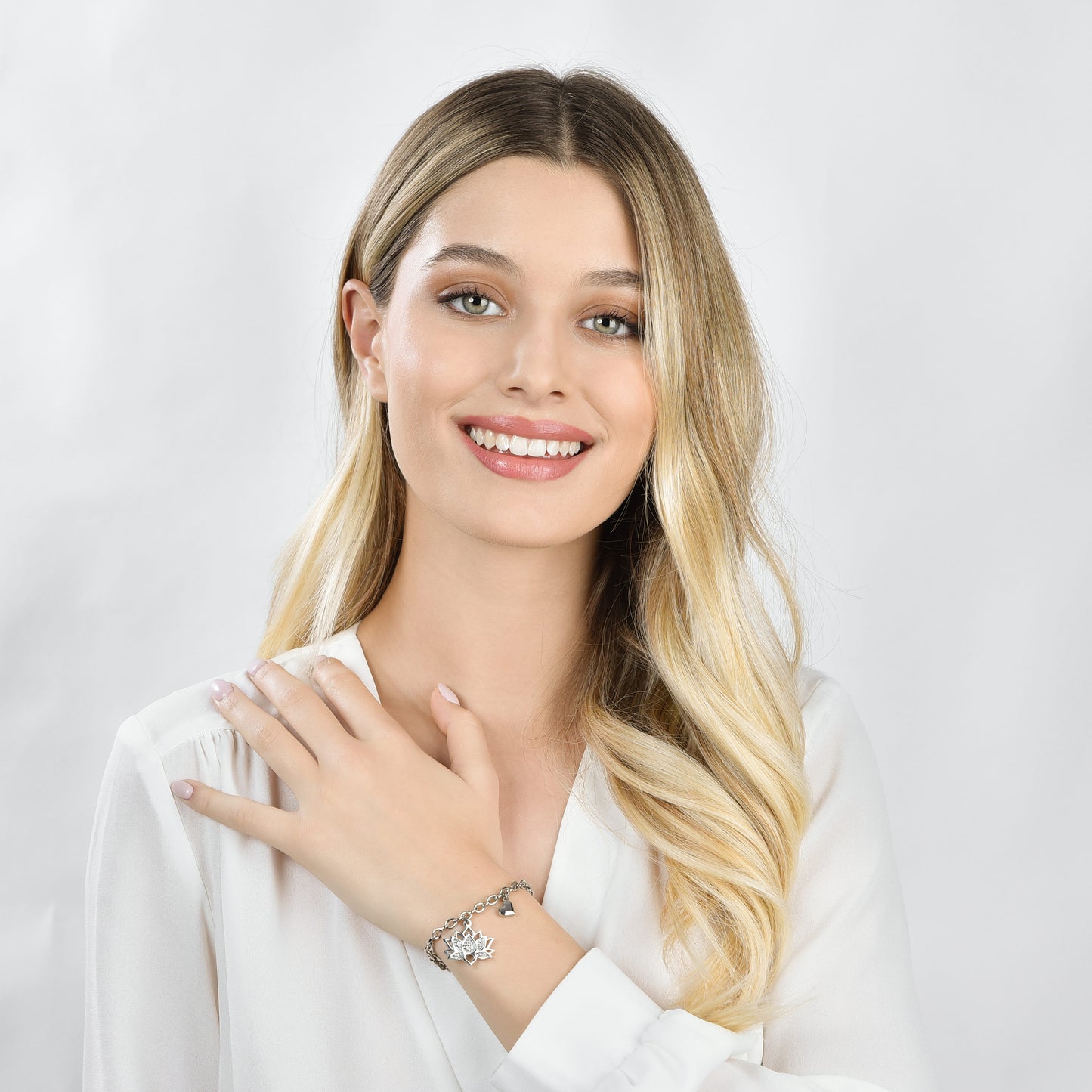 PULSERA DE ACERO PARA MUJER CON FLOR DE LOTO Y CRISTALES BLANCOS