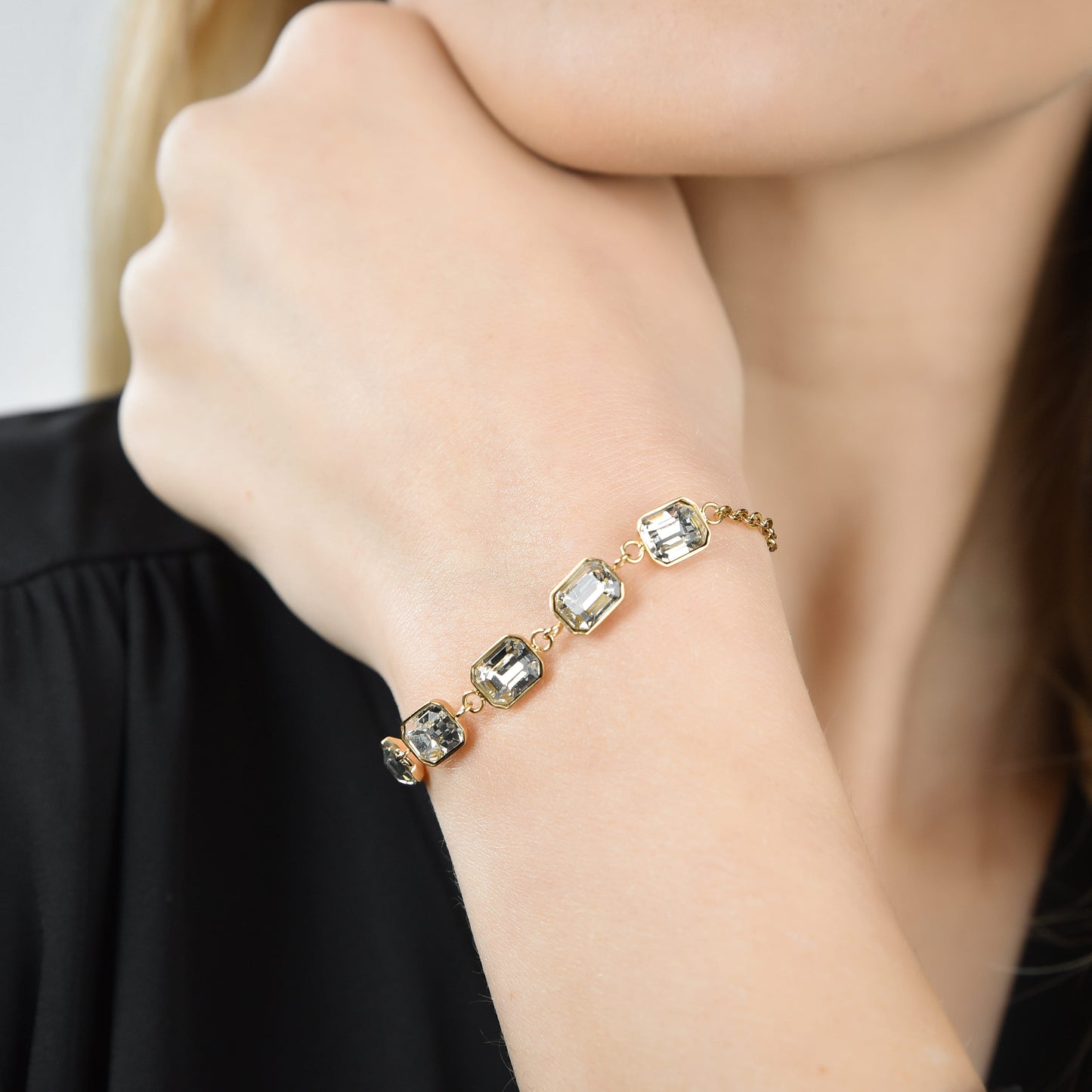 IP PULSERA DE ACERO DORADO PARA MUJER CON CRISTALES BLANCOS
