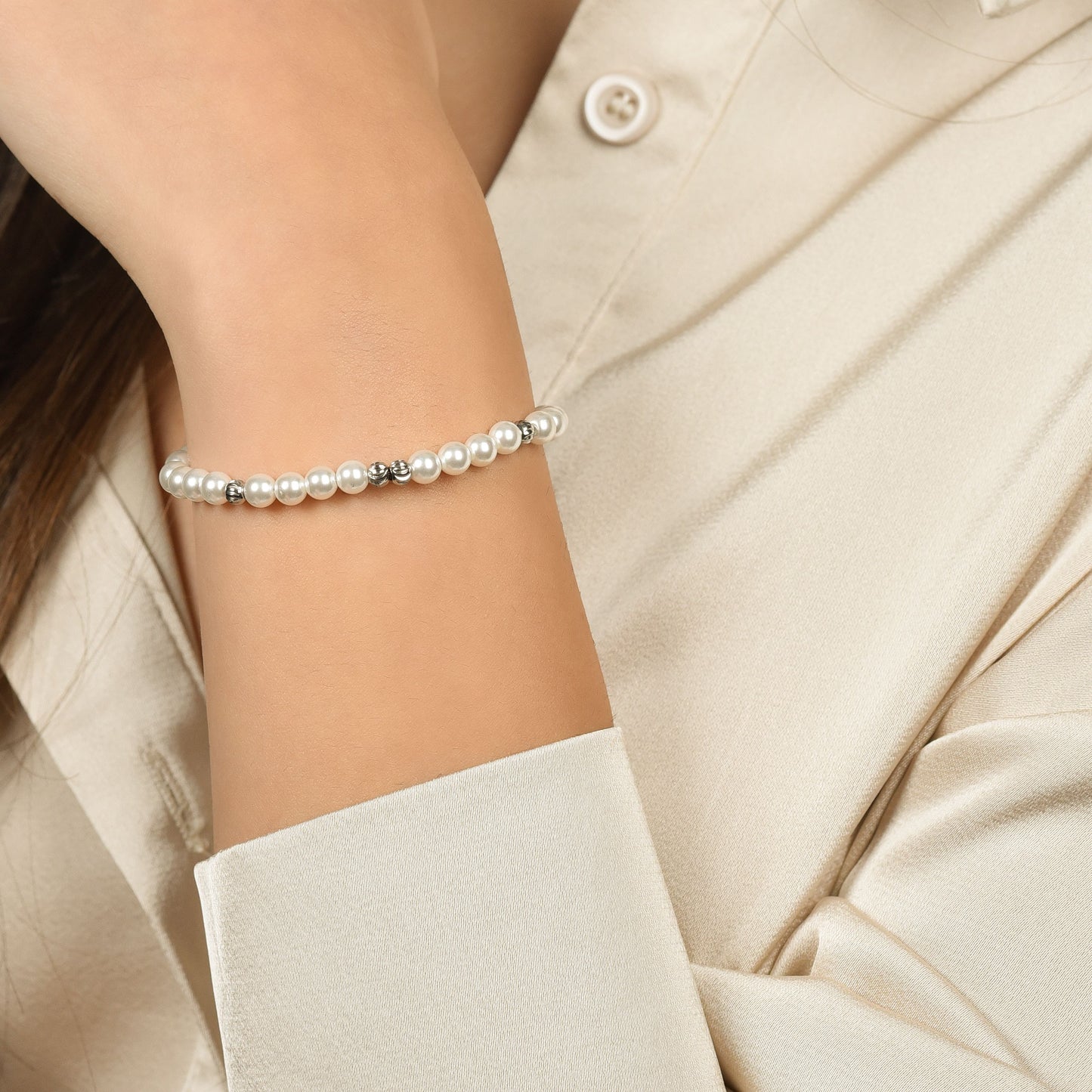 PULSERA DE ACERO PARA MUJER CON PERLAS Y ELEMENTOS DE ACERO
