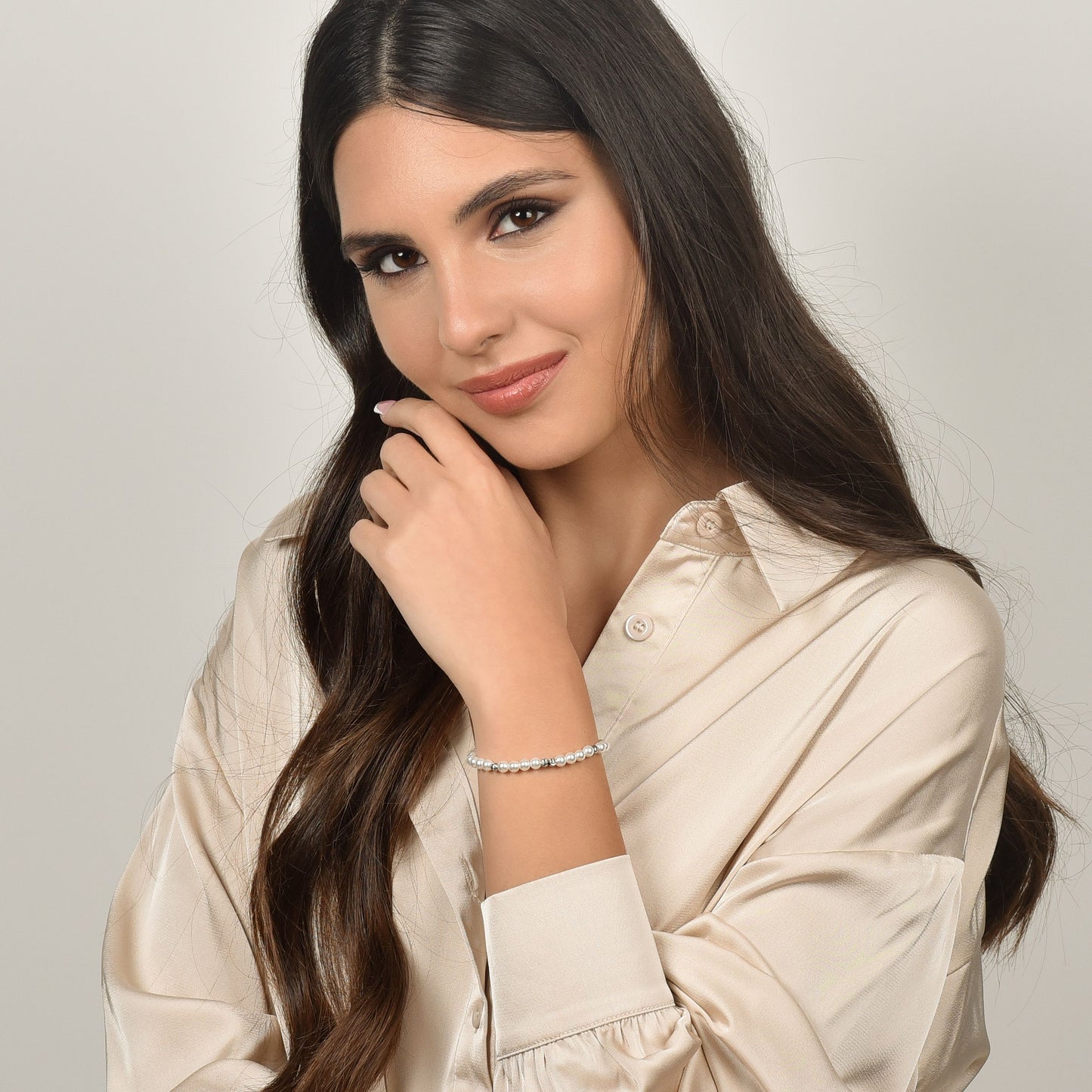 PULSERA DE ACERO PARA MUJER CON PERLAS Y ELEMENTOS DE ACERO