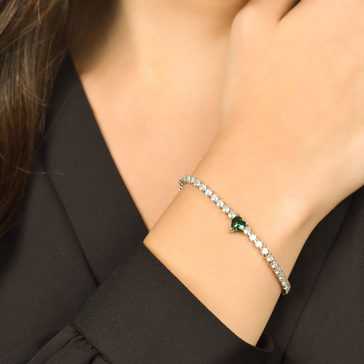 PULSERA DE TENIS DE ACERO PARA MUJER CON CRISTALES BLANCOS Y CORAZÓN DE CRISTAL VERDE