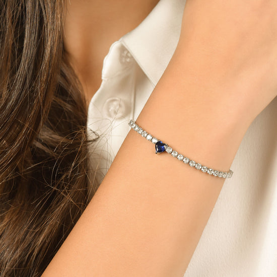 PULSERA DE TENIS DE ACERO PARA MUJER CON CRISTALES BLANCOS Y CORAZÓN DE CRISTAL AZUL