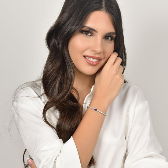 PULSERA DE TENIS DE ACERO PARA MUJER CON CRISTALES BLANCOS Y CORAZÓN DE CRISTAL AZUL