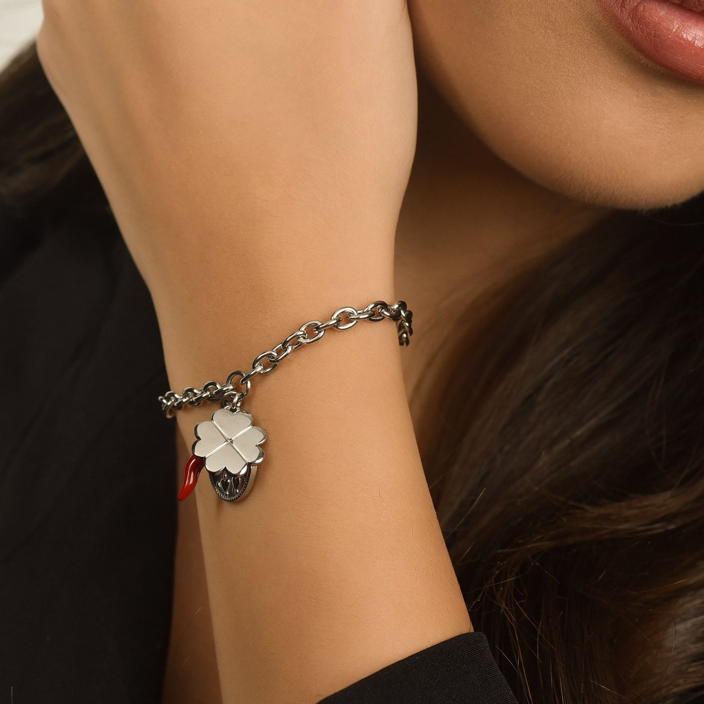 PULSERA DE ACERO PARA MUJER CON COLGANTE DE TRÉBOL DE CUATRO HOJAS, CUERNO Y MADONNA