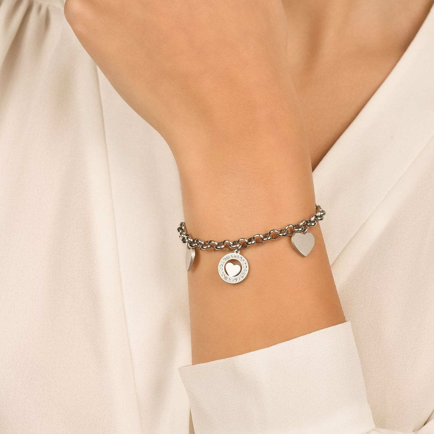 IP PULSERA DE ACERO DORADO PARA MUJER CON CORAZONES Y CRISTALES BLANCOS
