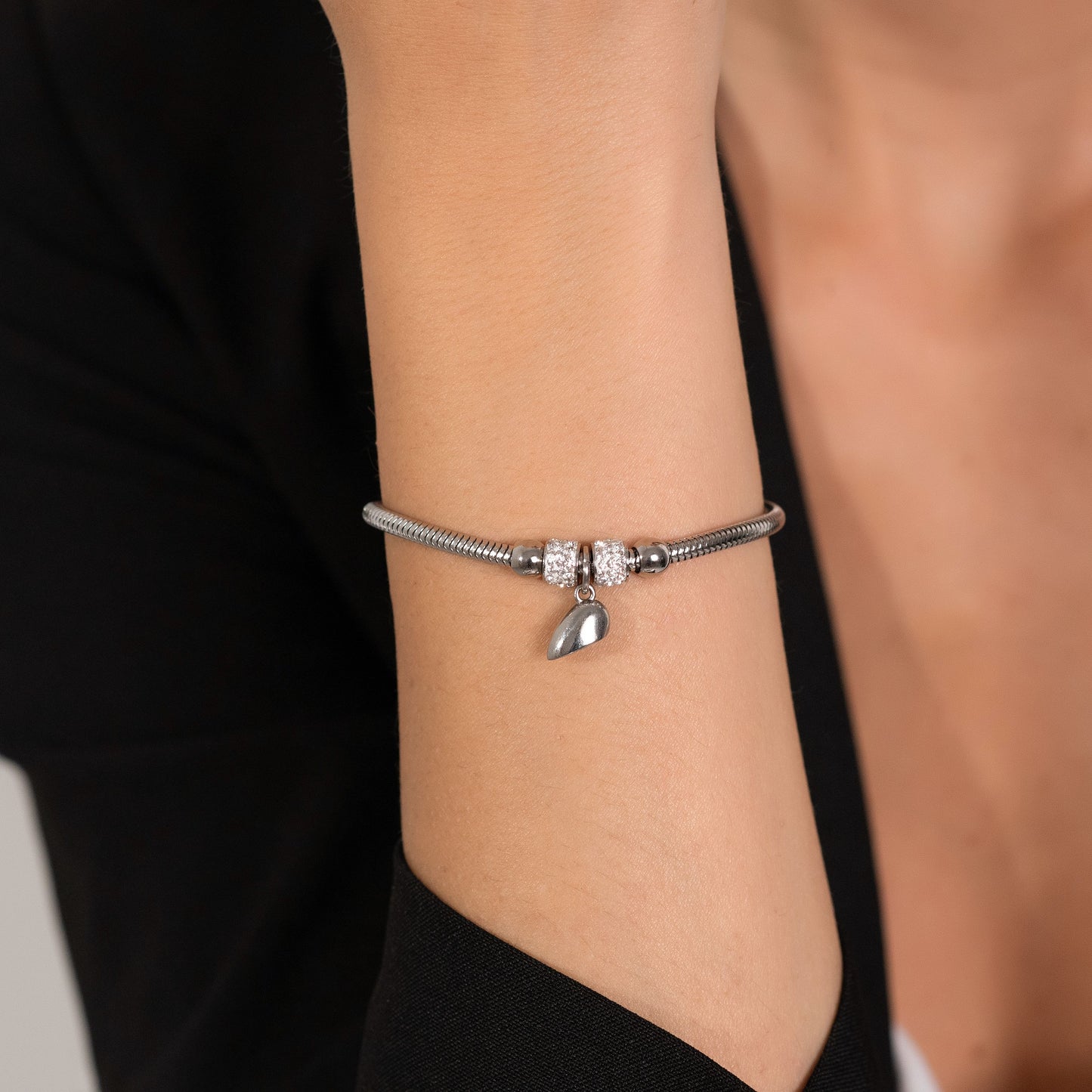 PULSERAS DE PAREJA DE ACERO CON MEDIO CORAZÓN IMANTADO
