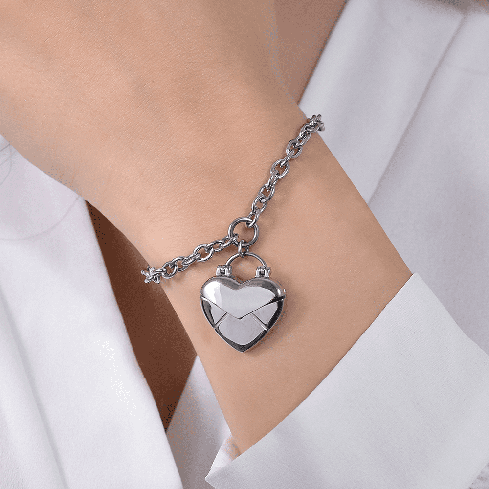 PULSERA DE ACERO CON LETRA DE CORAZÓN PARA MUJER