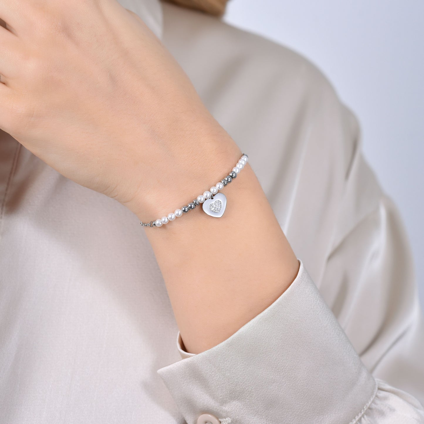PULSERA DE ACERO PARA MUJER CON PERLAS Y CORAZÓN