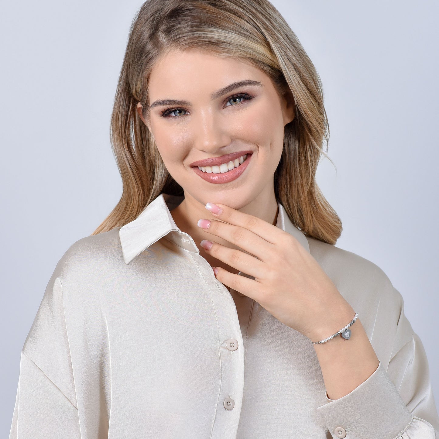 PULSERA DE ACERO PARA MUJER CON PERLAS Y CORAZÓN
