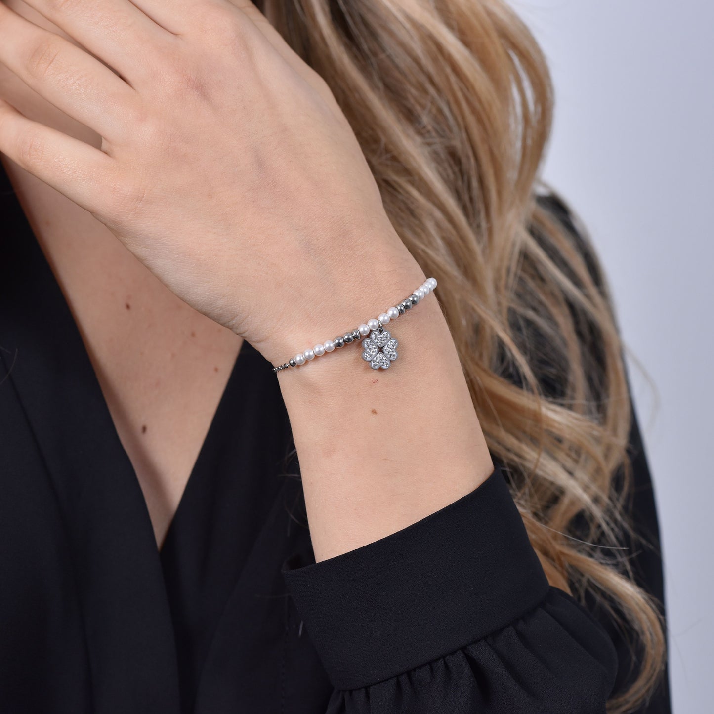 PULSERA DE ACERO PARA MUJER CON PERLAS Y TRÉBOL DE CUATRO HOJAS