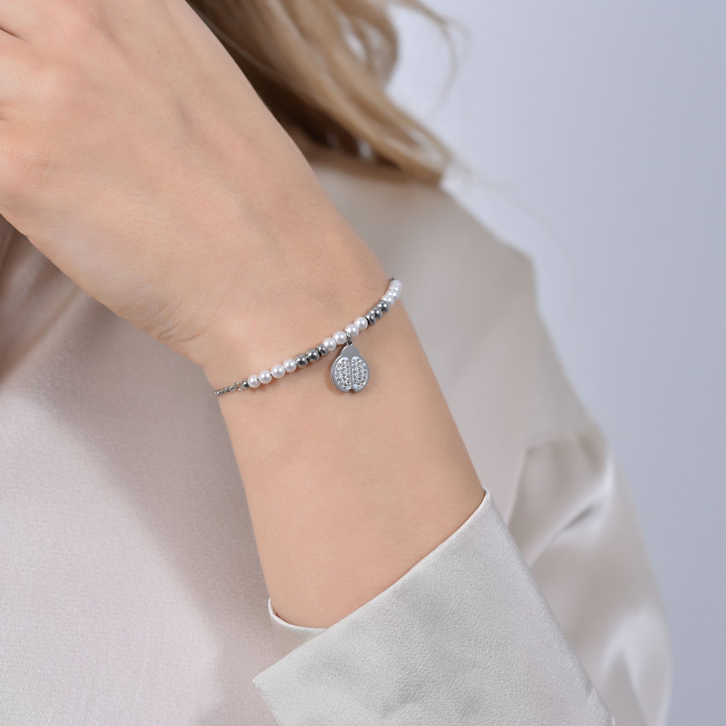 PULSERA DE ACERO PARA MUJER CON PERLAS Y MARIQUITAS