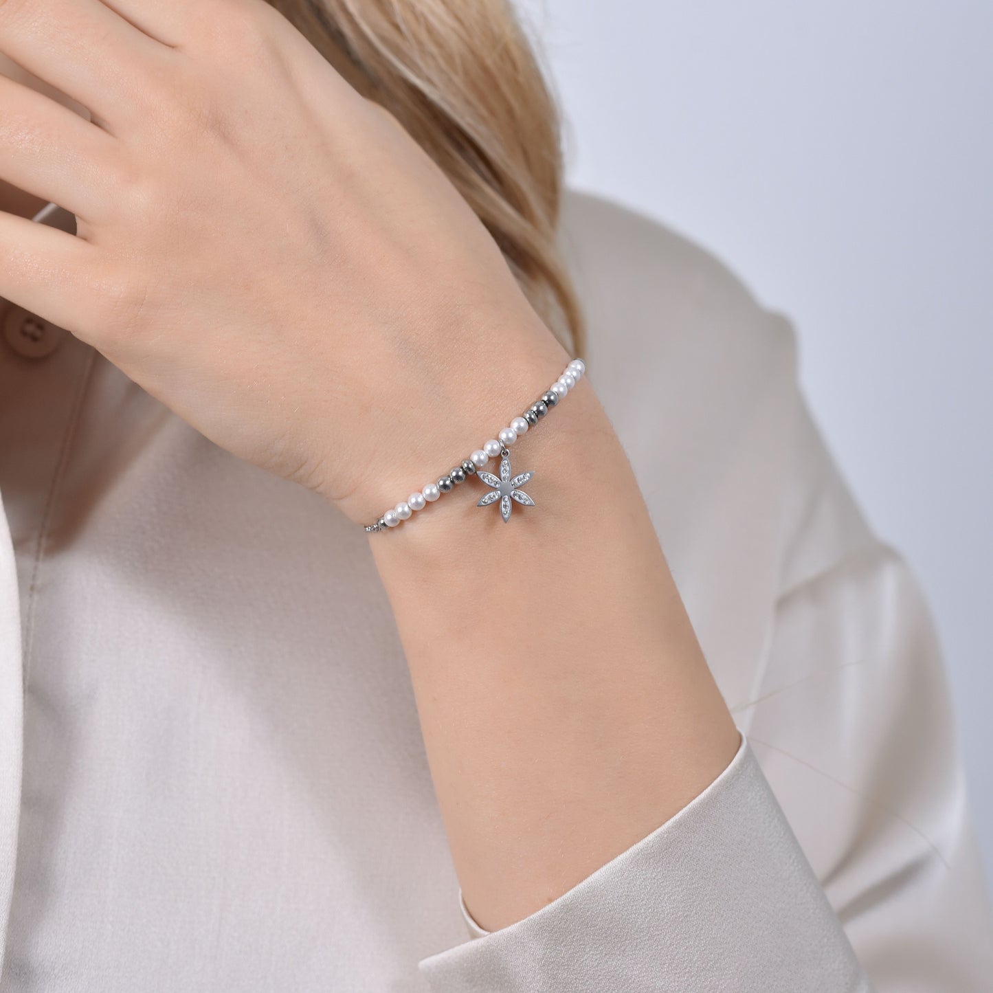 PULSERA DE ACERO PARA MUJER CON PERLAS Y FLOR DE LA VIDA