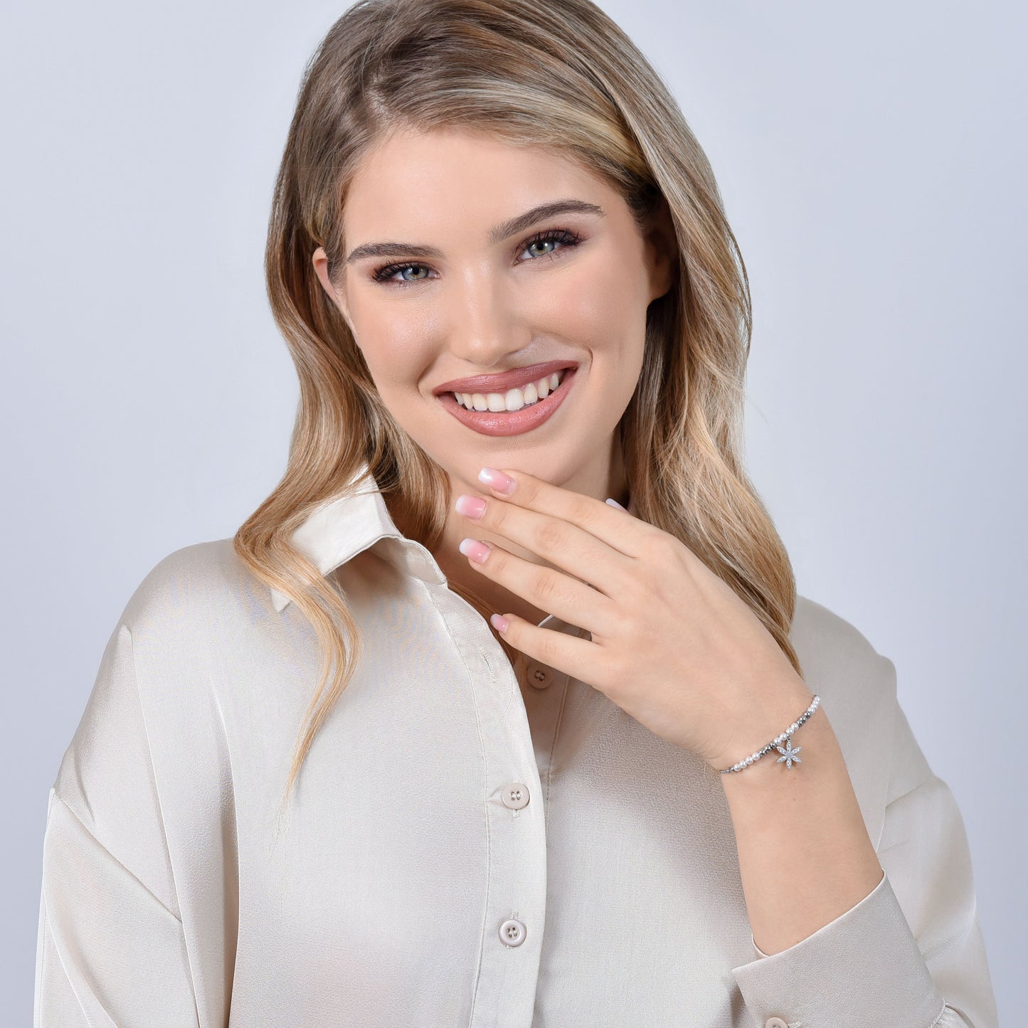 PULSERA DE ACERO PARA MUJER CON PERLAS Y FLOR DE LA VIDA