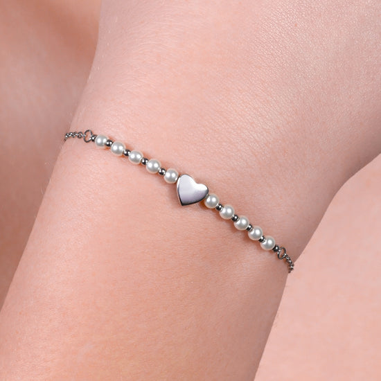 Carica immagine nella Galleria BRACCIALE DONNA IN ACCIAIO E PERLE SINTETICHE BIANCHE CON CUORE
