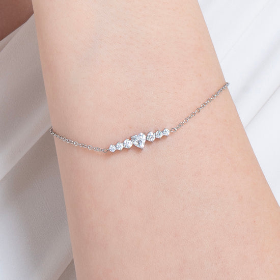 PULSERA DE ACERO PARA MUJER CON CORAZÓN Y CRISTALES BLANCOS