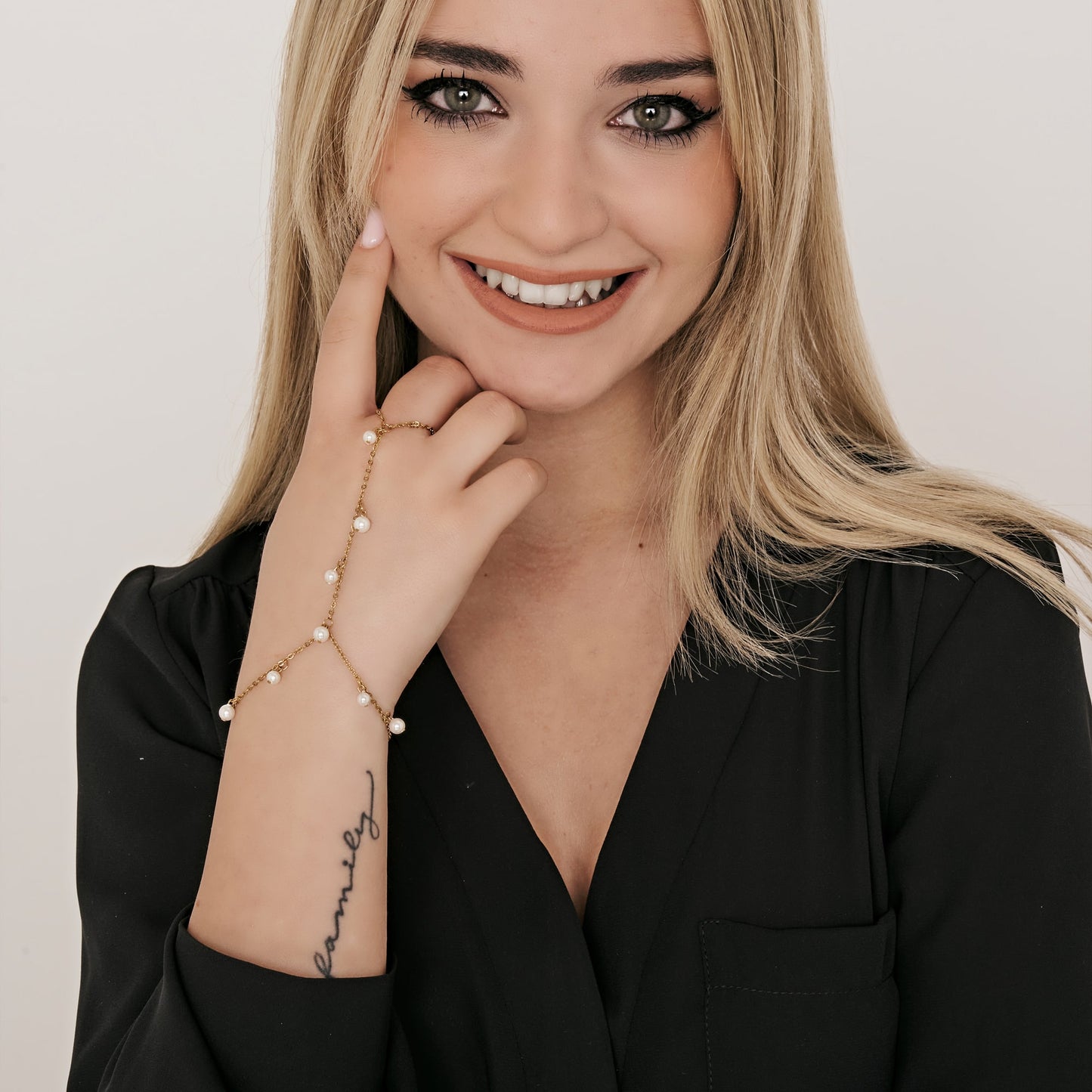 PULSERA DE ACERO PARA MUJER CON PERLAS BLANCAS