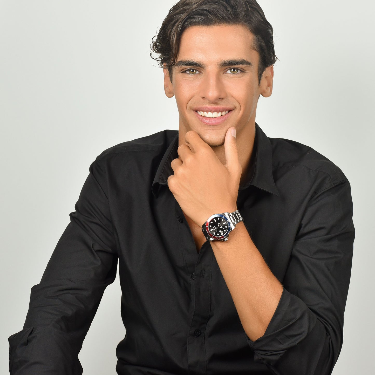 RELOJ DE CABALLERO CON CAJA DE ACERO BISEL AZUL Y ROJO