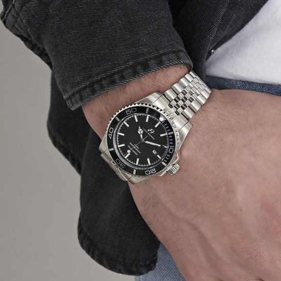 RELOJ CON CAJA DE ACERO ESFERA NEGRA BISEL NEGRO