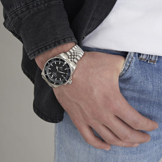 RELOJ CON CAJA DE ACERO ESFERA NEGRA BISEL NEGRO