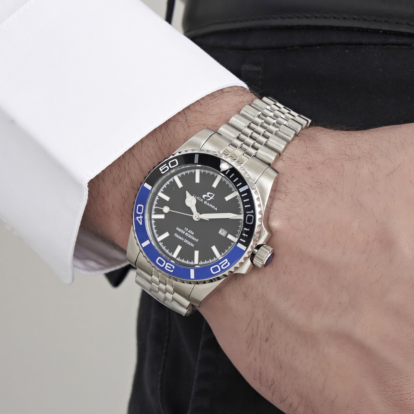 RELOJ CON CAJA DE ACERO ESFERA NEGRA BISEL NEGRO Y AZUL