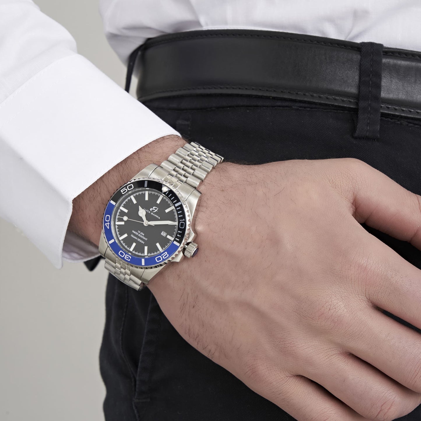 RELOJ CON CAJA DE ACERO ESFERA NEGRA BISEL NEGRO Y AZUL
