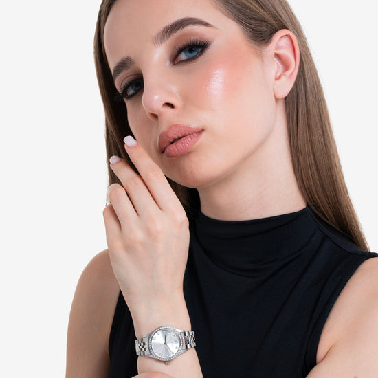 RELOJ DE ACERO PARA SEÑORA CON ESFERA PLATEADA Y BISEL DE CRISTAL BLANCO