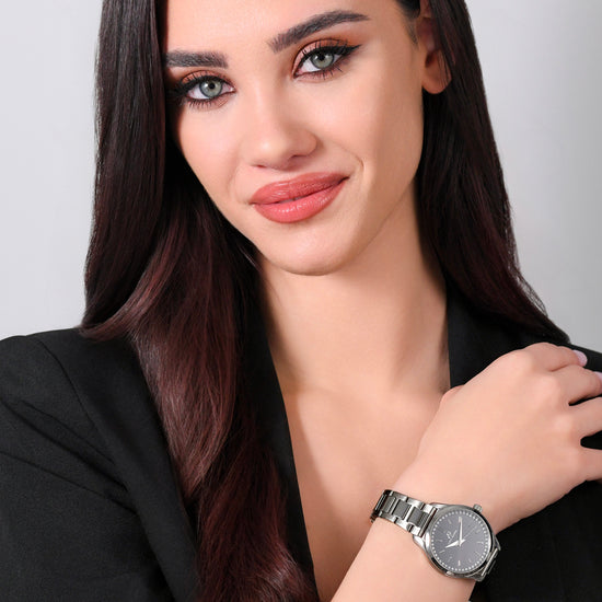 RELOJ DE ACERO PARA MUJER CON BISEL NEGRO Y CRISTALES BLANCOS