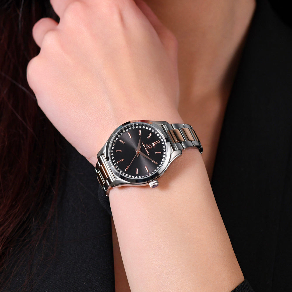 RELOJ DE ACERO PARA MUJER CON BISEL NEGRO Y ORO IP