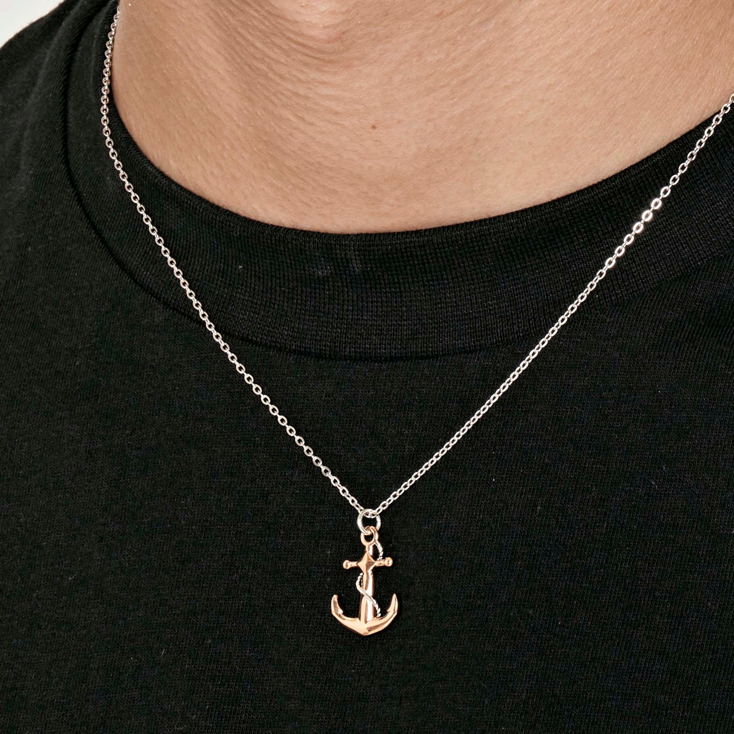 COLLAR DE ACERO PARA HOMBRES CON ANCLA ROSA IP Y ELEMENTOS DE PLATA
