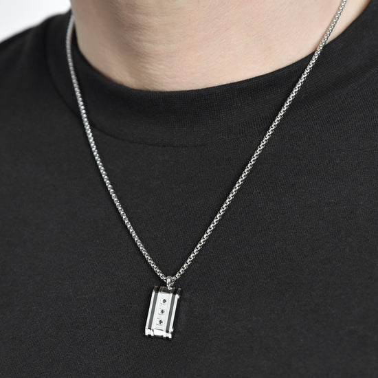 COLLAR DE ACERO PARA HOMBRE CON PLACA DE CRISTAL NEGRO