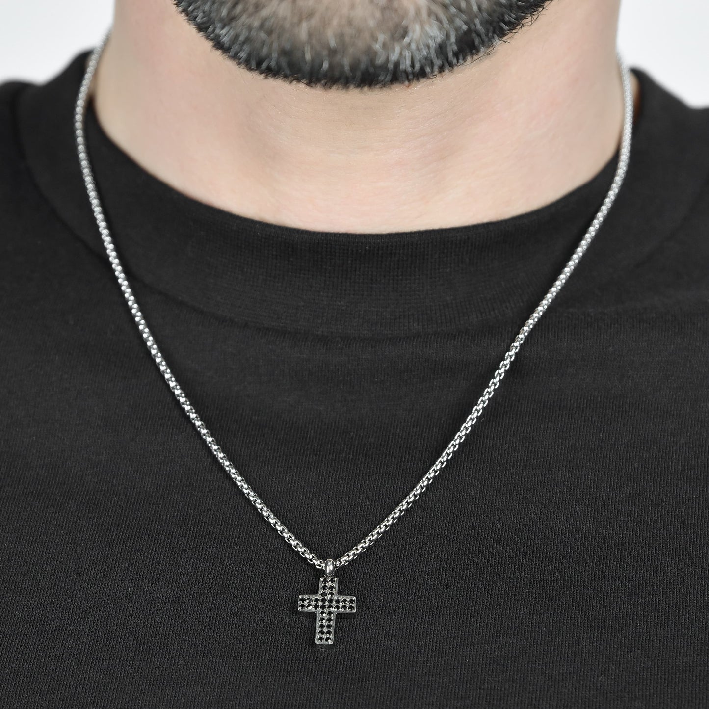 COLLAR CRUZ DE ACERO PARA HOMBRE CON CRISTALES NEGROS