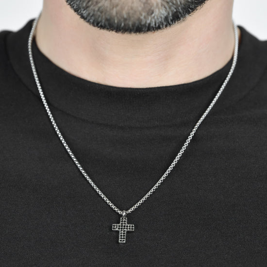 COLLAR CRUZ DE ACERO PARA HOMBRE CON CRISTALES NEGROS